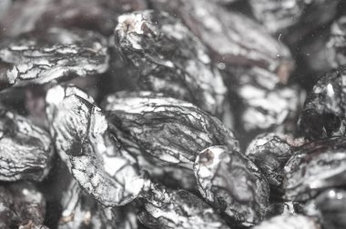 Kara kuru üzümler en sevdiğin yemeklere tatlı bir tat katmak için idealdir. Pişirmek, atıştırmak, salata ve yulaf ezmesi hazırlamak için birebirdir. 100 doğal ve en uygun lezzet ve doku için kurutulmuş güneş.