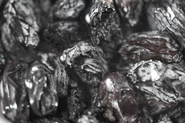 Siyah üzümlerin doğal tatlılığını hisset. Pişirme ve atıştırma için zengin doku ve lezzet seçenekleri. Yakından bakınca siyah kuru üzümlerin tadını ortaya çıkarıyor..