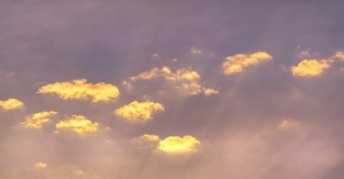 Gün batımının bulutları romantizm. Sonsuz ufuklar ve batan güneş. Güneş tekrar iyi geceler diyor.