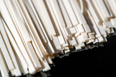 Bavette noodle ile pişirilmiş otantik İtalyan makarnası. Menüde geniş bir spagetti seçeneği var. Geleneksel İtalyan mutfağından esinlenilmiş taze ve lezzetli yemekler..