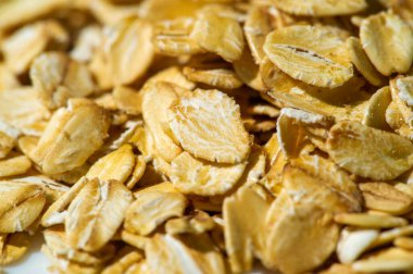 Güne besleyici bir kase yulaf ezmesi ya da tahıl gevreği ile başla. Kahvaltıda sıcak ve sıcak yulaf lapasının tadını çıkarın. Lezzetli bir sabah yemeği için sağlıklı seçenekler.