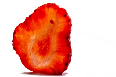 Beyaz arka planda taze ve sulu çilekler. Sağlığı arttırmak için C vitamini ile formüle edilmiş. Lezzetli çilek suyu yapmak ya da meyve suyu eklemek için ideal..