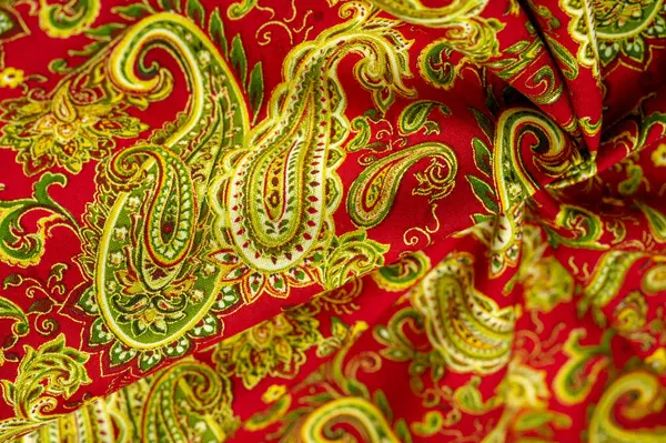 Kırmızı arka planda desenli yeşil desen. Beatles tarafından popüler hale getirilen kovboy ve motorcuların bandanalarını süsledim, hippiler çağına öncülük ettim ve rock 'n roll' un amblemi oldum..