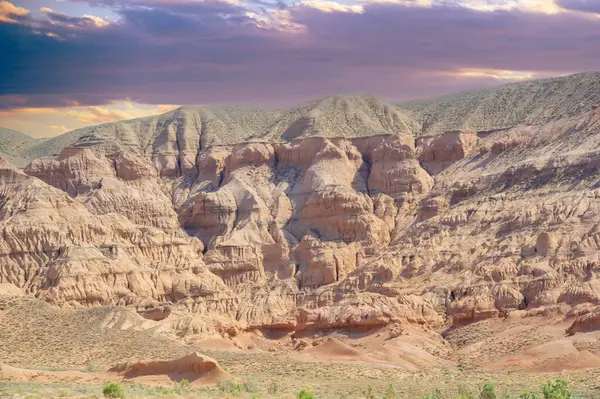 Gün batımında Red Bogut Dağları 'nın büyüleyici güzelliğinin tadını çıkarın. Bu çarpıcı yerde doğanın ilahi büyüsüne tanık olun..