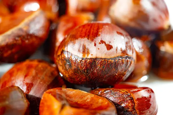 Zarif sunulan kestanelerimizle sonbaharın tadını çıkarın. Autumn Delights ile sıcak ve samimi bir atmosfer oluşturun. Sevdiklerimizle mevsimin kokusundan zevk almak için mükemmel..