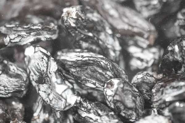 Kara kuru üzümler en sevdiğin yemeklere tatlı bir tat katmak için idealdir. Pişirmek, atıştırmak, salata ve yulaf ezmesi hazırlamak için birebirdir. 100 doğal ve en uygun lezzet ve doku için kurutulmuş güneş.