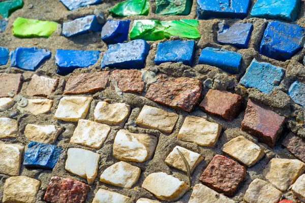 Şehir merkezinde bir mozaik fayans duvarı herkesin zevk alması için interaktif bir sanat tesisi yoldan geçenler için eşsiz bir deneyim.