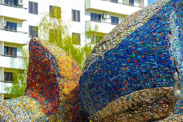 Renklerin ve şekillerin canlı bir görüntüsüne dalın. Şehrin göbeğindeki sokak sanatının güzelliğini tecrübe edin. Mozaik fayanslar herkesin seveceği göz kamaştırıcı bir başyapıt yaratır..