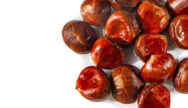 Olgun kestanelerin doğal güzelliğinin tadını çıkar. Sonbaharın özünü bu manzarayla yakala. Bu çarpıcı sanat eseriyle düşüşün büyüsünü kendi alanınıza getirin..