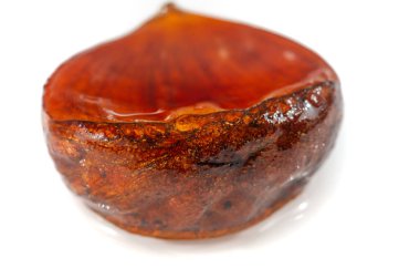 Aksan olarak güzel kestane tasarımı. Temiz beyaz bir arkaplan karşısında doğal tonlar basit ve zarif bir görünüm yaratır. Gösterişsiz cazibeyi takdir edenler için idealdir..