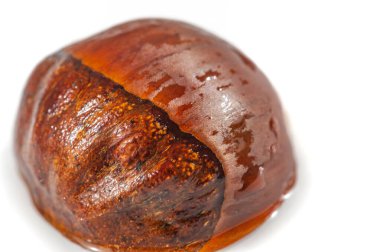 Bu kestane ağacının altın tonları temiz beyaz bir tuval üzerinde canlanıyor ve doğanın karmaşık ayrıntılarını yakından ortaya koyuyor. Makrofotoğrafçılık