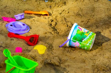 Çocukların güvenli bir şekilde oynaması ve keşfetmesi için tasarlandı. Set yaratıcı oyun için birçok oyuncak içeriyor. Arka bahçenize ya da oyun parkınıza yerleştirilmesi ve bakımı kolay.