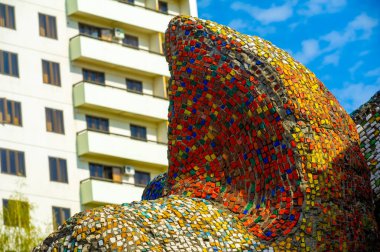 Kendinizi canlı bir mozaik sanat gösterisine daldırın. Duvar, yerel sanatçıların yeteneklerini sergilemeleri için bir buluşma yeri olarak kullanılıyor. Ziyaretçiler, sergilenen karmaşık desenlere ve yaratıcılığa hayran kalabilirler.