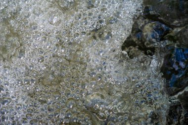 Büyüleyici bir dağ deresiyle doğanın güzelliğinin tadını çıkar. Kristal berrak su çarpıcı manzarada zarifçe akıyor. Huzurlu ve huzurlu bir atmosferin tadını çıkar.