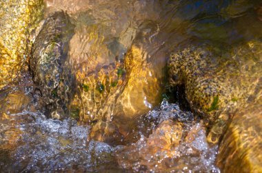 Kendinizi bir dağ deresinin büyüleyici dansına daldırın. Eski kayaların üzerindeki serin gelgit ve su taşkınlığını hisset. Teselli bul ve doğanın kucaklamasını keşfet..