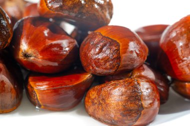 Sonbaharın sıcacık sıcacık sıcaklığını zarif sunulmuş kestanelerimizle hisset. Lezzetli kestane yemeklerimizle sonbaharın tadını çıkarın. Kendinizi mevsimlik lezzetlerle ödüllendirin, sonbaharda beyaz tabakta.