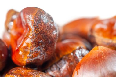 Kestane koleksiyonu ile sonbahar atmosferinin sıcaklığını ve sıcaklığını hisset. Minimalist beyaz tabağımızla basit sonbahar zevklerinin tadını çıkarın. Masasında dolgun kestaneler.