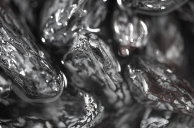 Kabarık siyah kuru üzümler yemeklere derinlik ve tatlılık ekler. Hem lezzetli hem de tatlı tarifler için çok yönlü bir malzeme. Bu lezzetli kuru üzümlerle aşçılığını arttır..