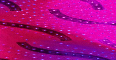 Kusursuz kaleydoskop, pembe ipek. İpek krep sateni parlak önü olan orta ağırlıklı bir kumaştır. Zarif, zengin kumaşlar ve güzel parıltılar lüks tasarımlara izin verir..