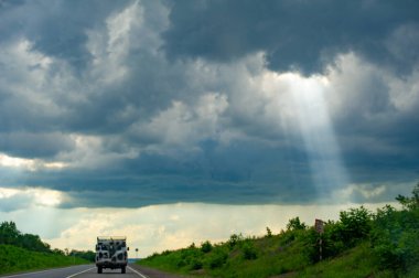 Su sıçratmamak için büyük kamyonların arkasında sürerken dikkatli ol. Ağır kamyonlar yağmurlu havada tehlikeli yol koşulları yaratabilir. Yolda yeterli alan olan kamyonları sağlayın.