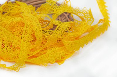 Sarı dantel kurdeleli her kıyafete renk katar. İlginç ve benzersiz bir görünüm yaratmak için kolaylıkla süslenebilen kıyafetler. Dayanıklılık ve dayanıklılık için yüksek kaliteli malzemeden yapılmıştır..