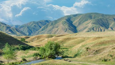 Dağ eteklerinin ve görkemli dağların güzelliğini keşfedin. Yaz aylarında doğa yürüyüşü, kamp ve balık tutma gibi aktivitelerin tadını çıkarın. Çarpıcı manzaranın ve sakin doğal çevrenin tadını çıkarın..