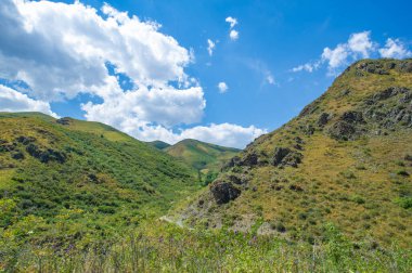 Engebeli araziyi keşfedin. Off-road yeteneklerini test et. Tepede, nefes kesici manzaralar sizi bekliyor..