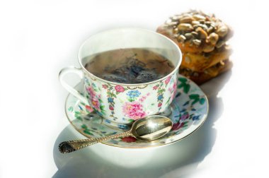 Satın alınabilecek çeşitli ürünler. Gerçek Çin porseleni ve siyah çay seçenekleri. Sağlıklı müsli ve lezzetli kurabiyeler..