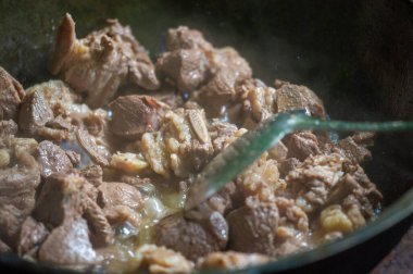 Geleneksel yemek pişirme yöntemleri kazan ve tereyağı ile yapılır. Lezzetli kızarmış kuzu yemekleri. Lezzetli et tarifleri.