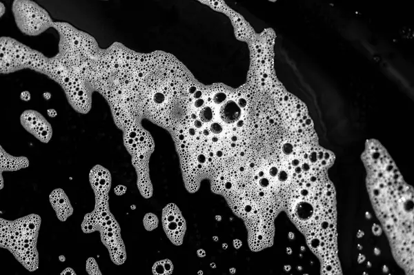 Sabunlu temiz ve parlak tabaklar. Deterjan, inatçı yağ ve kiri temizlemeye yardımcı olur. Siyah plaka, temizlik ürünleri için parlak ve modern bir zemin sağlıyor..