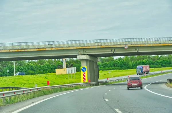 Bu manzaralı otoyol boyunca doğada manzaralı bir yolculuğun tadını çıkarın. Yol boyunca büyüyen görkemli ağaçların güzelliğinin tadını çıkar. Bu güzel yol boyunca huzurlu ve rahatlatıcı bir yolculuğun tadını çıkarın..