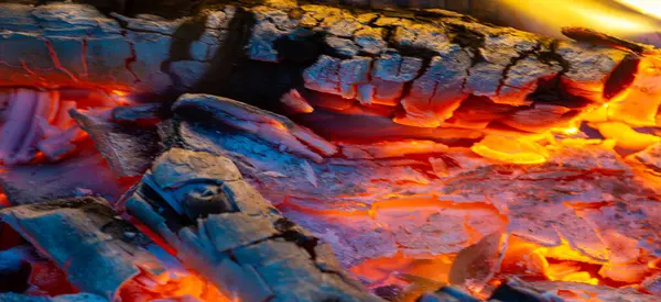 Şöminede yangın var. Gerçek bir yangında çok romantik bir şey vardır, ama neden? Bu dans eden alevi neden arzu havası ile ilişkilendirdiğimizi tahmin ediyoruz.,