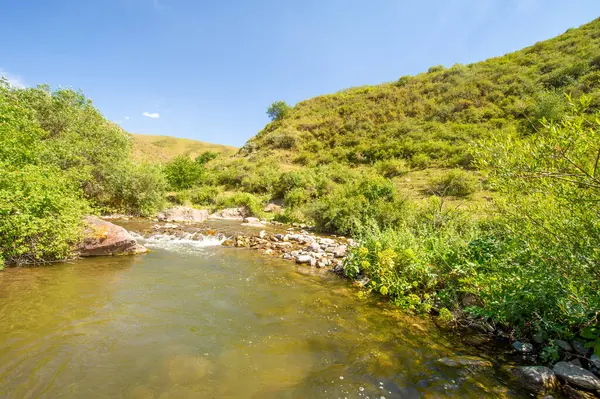 Doğanın dingin güzelliğinin tadını çıkar. Nehrin kayalık kanyonda nasıl zarifçe aktığına bakın. Kendini dağların kalbine daldır..