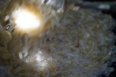 Geleneksel bir pilav hazırlama yöntemi kazanda kızartılmış soğan ile tabağa zengin ve derin bir tat verir ve bir pirinç tabağına aromatik ve ilginç bir dokunuş verir.