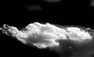 Siyah arka planda beyaz bulut. Profesyonel görünüş için temiz ve minimalist tasarım. Tasarımları veya sanat eserlerini sergilemek için ideal. Ekranlar ve sunumlar üzerindeki görsel etki için yüksek karşıtlık.