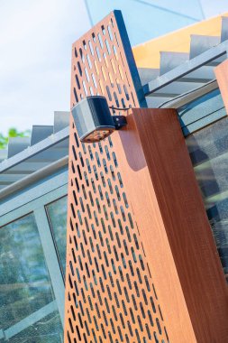 Herhangi bir etkinliğe ya da dekorasyona zarafet katmak için ideal. Çiçek aranjmanları, çelenkler ve diğer el sanatları için harika. Dekorunuza zengin bordo rengiyle derinlik ve boyut ekler.