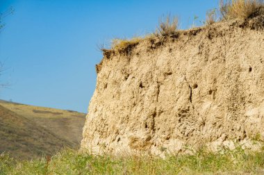 Huşu uyandıran doğa harikaları sizi kil dağlarda bekliyor. Manzaranın çiğ ve vahşi güzelliğini takdir etmek zaman alır. Bırak engebeli arazi merak ve huşu uyandırsın..