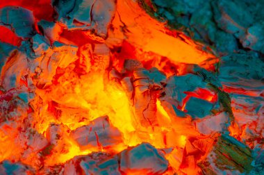 Ateş alevi, kışkırtıcı ve dinamik bir atmosfer yaratır. Herhangi bir yere sıcaklık ve enerji getir. Kamp ateşi, kamp gezileri ya da evdeki rahat geceler için mükemmel..