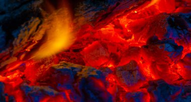 Parlak odun ateşi rahat ve sıcak atmosfer toplantılar ve rahatlama için idealdir. Doğal ışık, sıcaklık ve konfor sağlar.