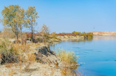 Çayırlar. Çölün ortasında bir nehrin güzelliğini hissedin. Kuru bir arazide dingin bir vaha keşfedin. Bu çarpıcı nehrin büyüleyici yansımasından büyülen..