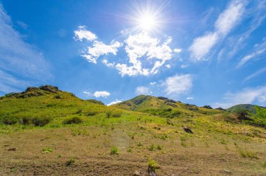 Dağlık toprak bir yolun engebeli arazisini ve güzel manzarasını keşfedin. Bu heyecan verici macerada off-road sürüş yeteneklerini test et. Heyecanı ve adrenalini hisset.