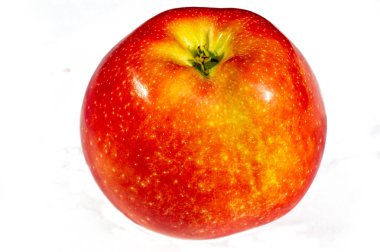 Beyaz arka planda kıtır kıtır ve sulu kırmızı elma. Sağlıklı bir yaşam tarzı için gerekli vitaminler açısından zengin. Taze ve olgun. Atıştırmak ya da yemek pişirmek için ideal. Güne tat katmak için mükemmel..