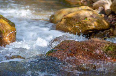 Bir dağ deresinin rahatlatıcı seslerini ve manzarasını hisset. Doğanın eserlerinde saklı olan güzelliği keşfedin. Bırak dalgalı su ve sivri kayalar seni büyülesin..