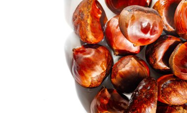 Kendinizi doğanın güzelliğine kestanelerle daldırın. Bu sezonun hediyelerini Chestnut Craft ile kutlayın. Aşkın ve doğanın yolculuğunu karmaşık bir şekilde düzenlenmiş ağaçlar arasında yaşayın..