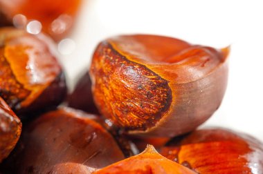 Sonbaharın özünü kavrulmuş kestane aromasıyla yakalar. Şık, beyaz bir çerçevede huzurlu bir görüntü. İçinize sonbahar hissi katmak için ideal..