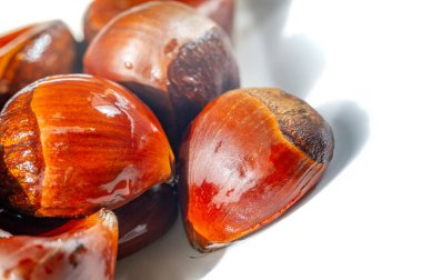 Sonbaharın güzelliğini bu çarpıcı kestane ağacı görüntüsüyle yaşayın. Mevsimi doğanın cömertliğinin nefes kesen bir görüntüsüyle kutlayın. Bu güzel sahneyle sonbaharın özüne girin.