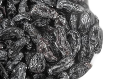 Siyah kuru üzümlerin bu büyüleyici yakın çekimi ile mutfak olanakları dünyasına dalmak, iz karışımlarından etiketlere kadar her şeyin temel bileşenidir. Evrensel Lezzetler