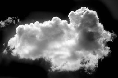 Siyah arka planda beyaz bulut. Siyah arkaplanda beyaz bulutla göz kamaştırıcı bir görsel karşıtlık. Eşsiz ve çekici bir tasarım. Bir sükunet ve sükunet hissi yaratır..