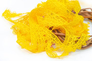 Kıyafetine sarı dantelli kurdele de ekle. Dar şerit çeşitli terzilik ve DIY projelerinde kullanılabilir. Her ürüne zarafet ve kadınlık katar..