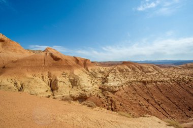 Gün batımında Red Bogut Dağları 'nın güzelliğinin tadını çıkar. Bu pitoresk yerde doğanın ilahi büyüsüne tanık olun..